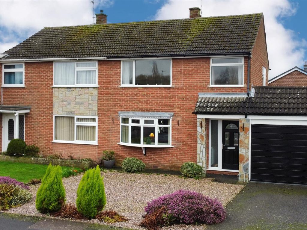 3 bed semidetached house for sale in Newton Drive, Birstall, Leicester