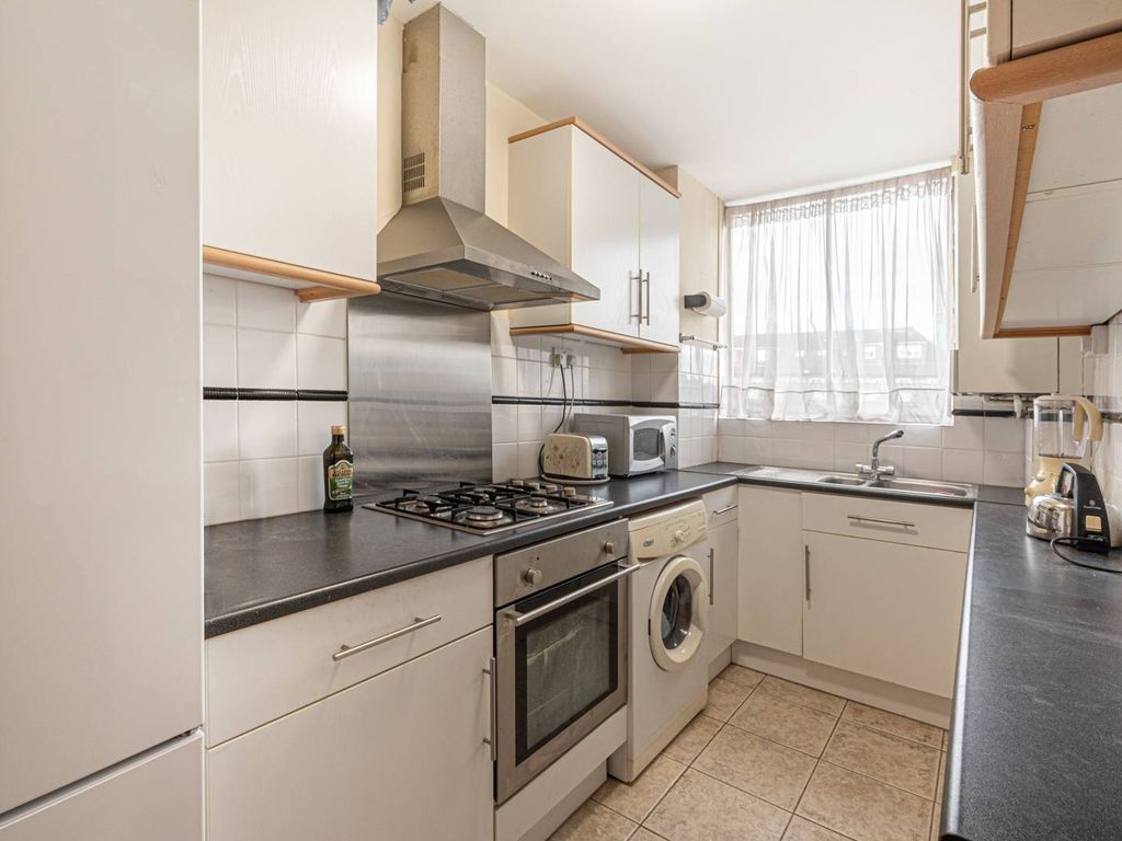 2 bed flat for sale in Golders Green Road, Golders Green, London NW11