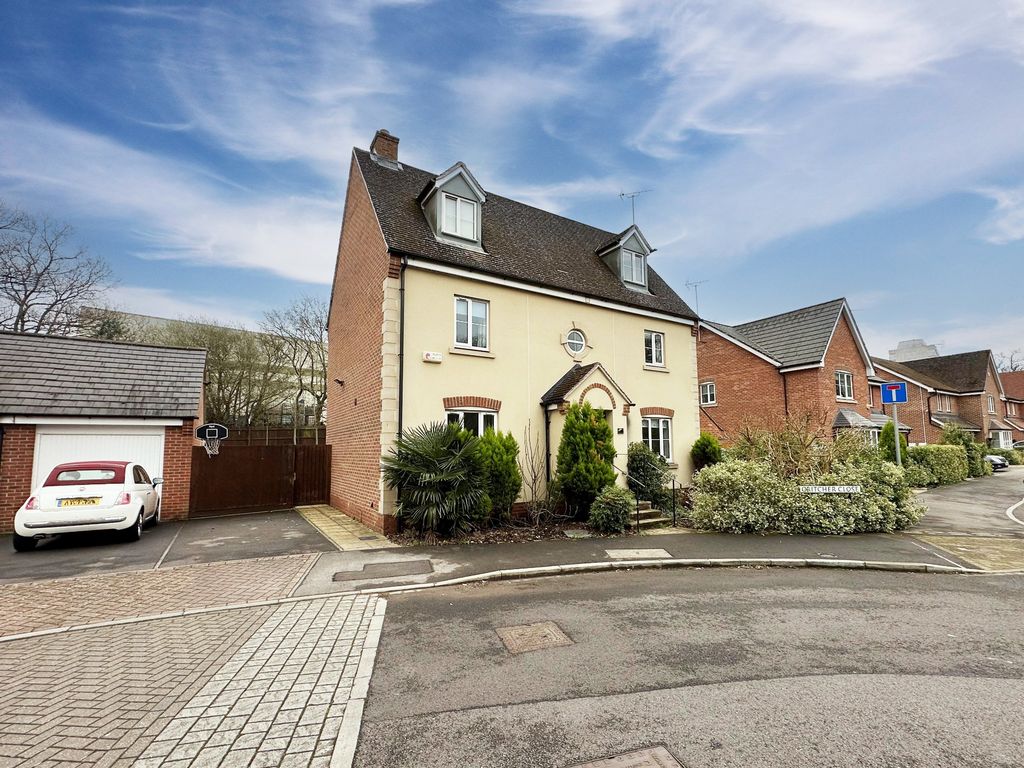5 bed detached house for sale in Critcher Close, Bracknell, Berkshire
