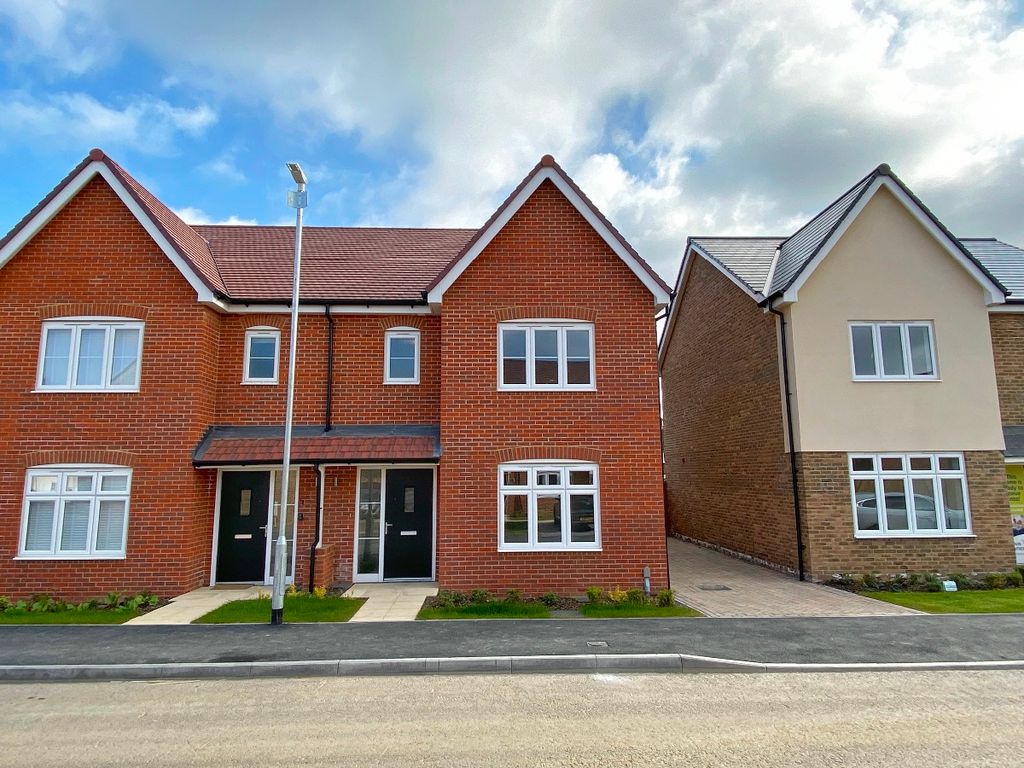 3 bed semidetached house to rent in Butterfield Way, Ash, Canterbury