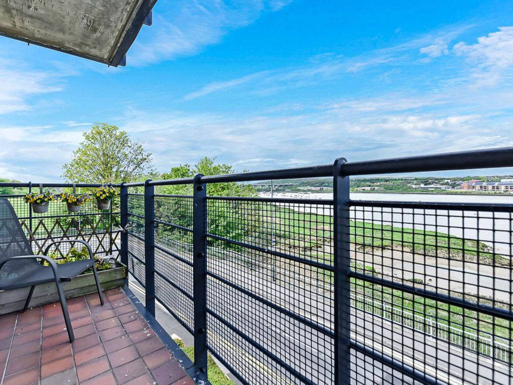 2 bed flat for sale in Keating Close, Rochester ME1, £240,000 Zoopla