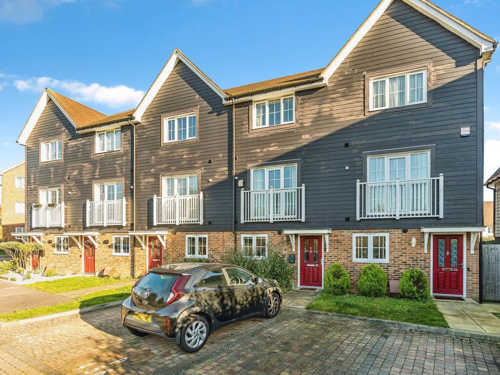 4 bed town house for sale in Poynder Drive, Snodland ME6, £400,000 Zoopla