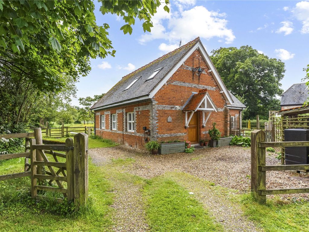 3 bed detached house for sale in Weston, Newbury, West Berkshire RG20