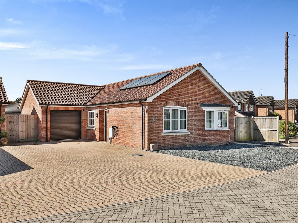 3 bed detached bungalow for sale in The Warren, Old Catton, Norwich NR6