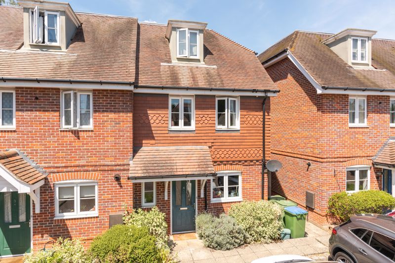 4 bed end terrace house to rent in Foxhollow Close, WaltonOnThames