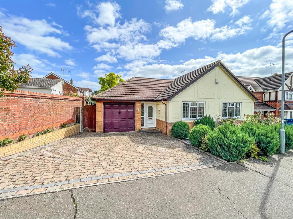 3 bed detached bungalow for sale in Jubilee Close, Hockley SS5, £