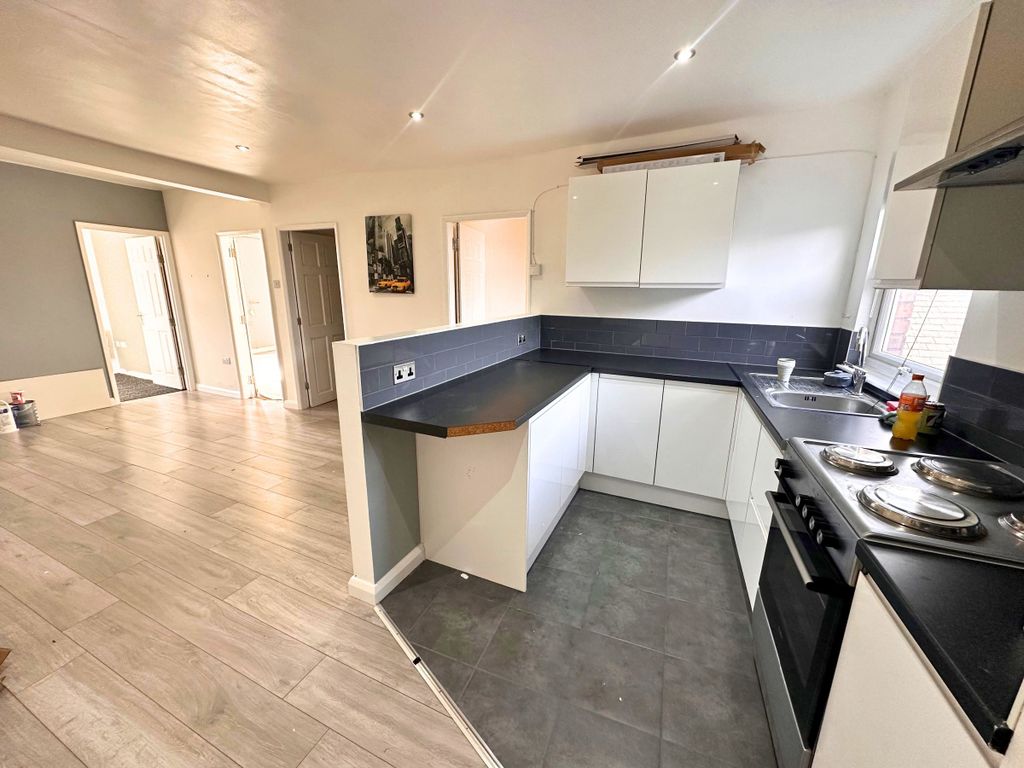 3 bed flat to rent in Abbey Street, Nuneaton CV11, £995 pcm Zoopla