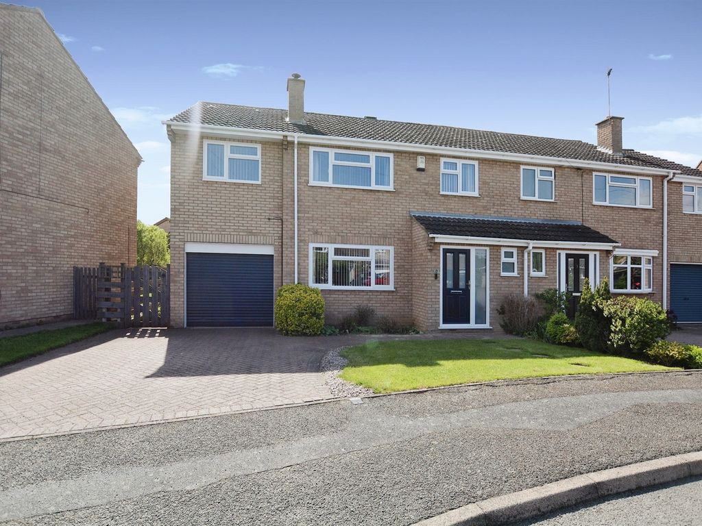 4 bed semidetached house for sale in Cedar Close, Irchester