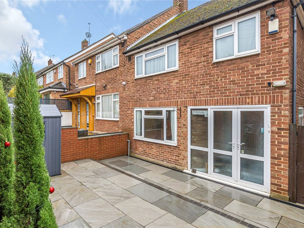 4 bed semidetached house for sale in Brookside South, East