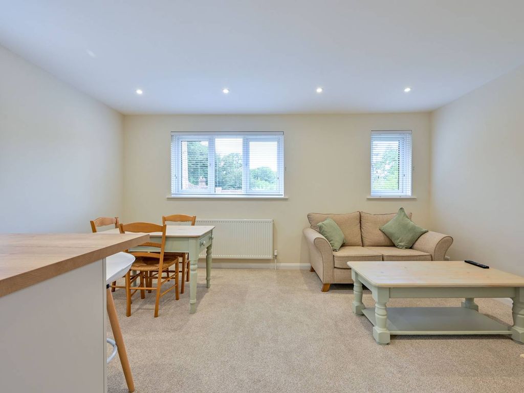 2 bed flat to rent in Haslemere GU27, Haslemere,, £3,250 pcm Zoopla