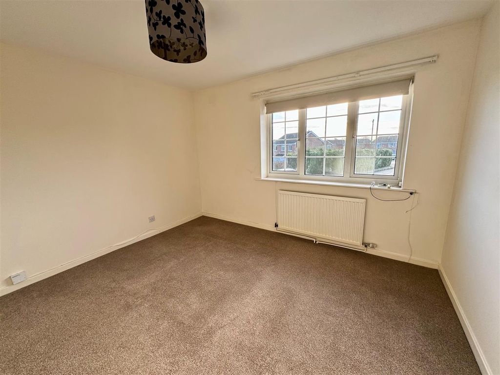 2 bed property to rent in Wold Road, Pocklington, York YO42, £700 pcm