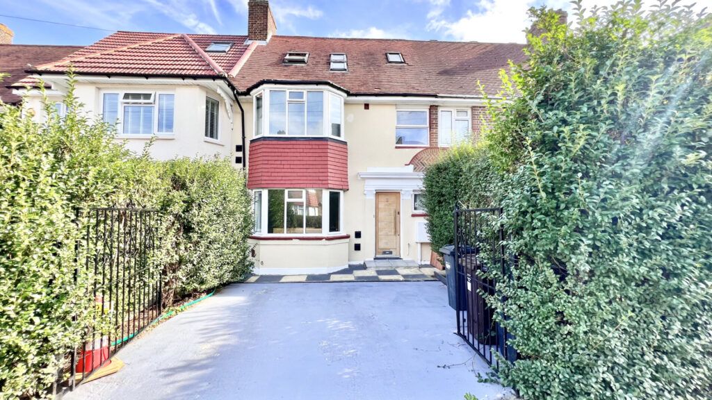 5 bed terraced house for sale in James Street, Hounslow TW3, £610,000