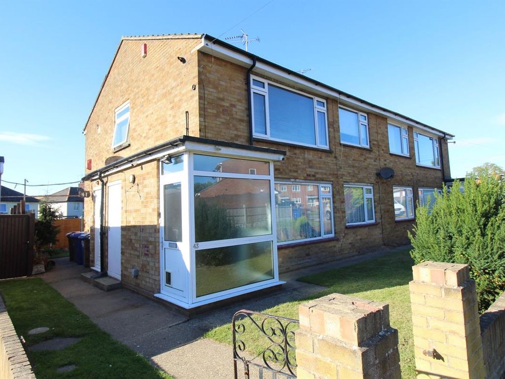 2 bed flat to rent in Dell Road, Grays RM17 Zoopla