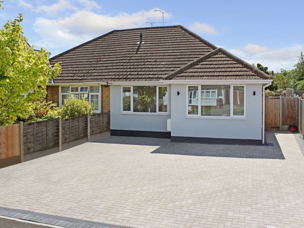 2 bed semidetached bungalow for sale in Bruce Grove, Wickford SS11, £