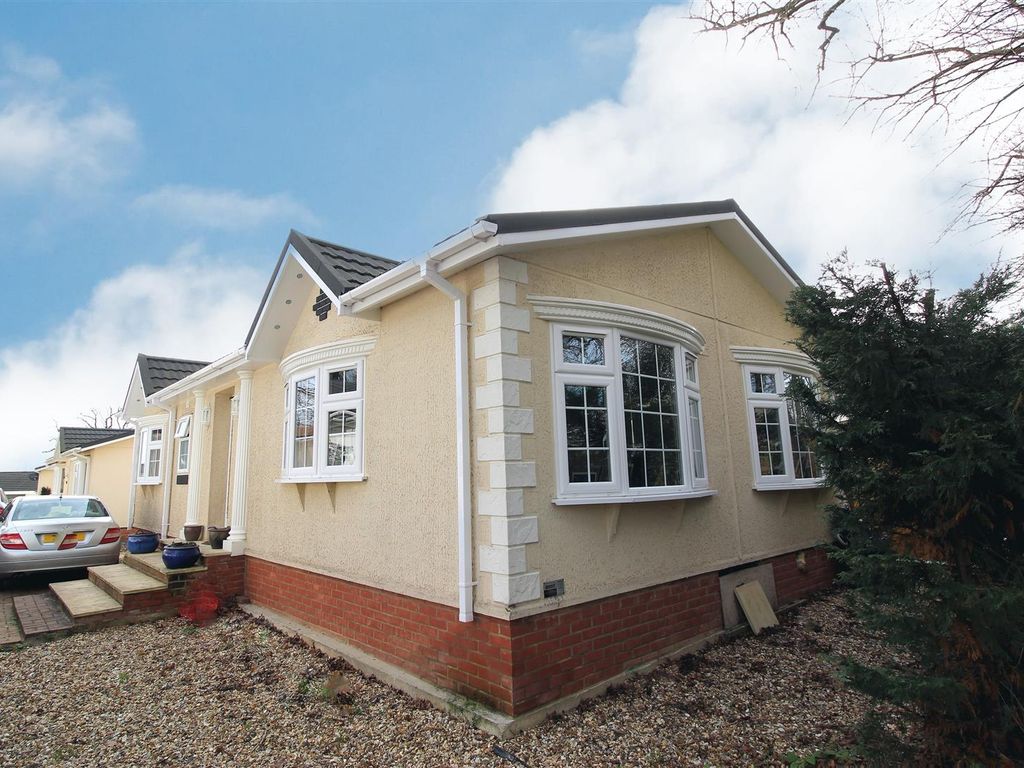 2 bed mobile/park home for sale in Chalk Hill Lane, Great Blakenham
