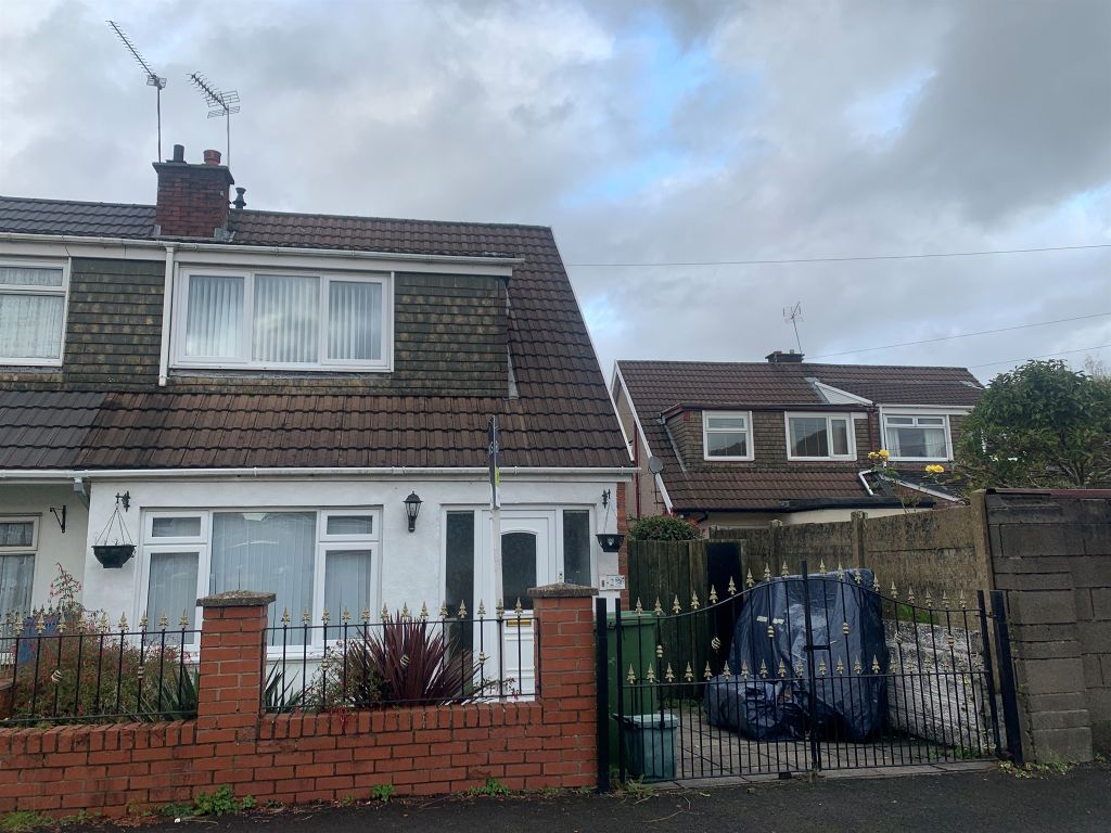 3 bed semidetached house for sale in Glyn Collen, Llanbradach