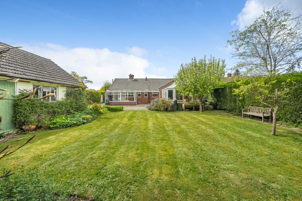3 bed detached bungalow for sale in Newbury, Berkshire RG14, £550,000