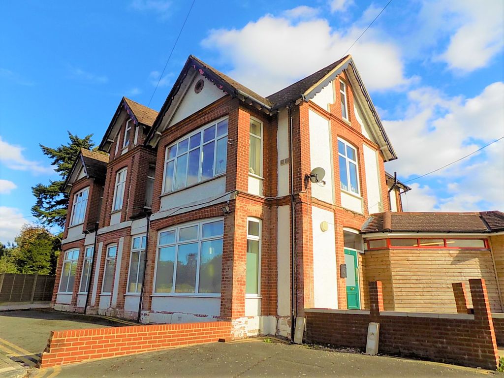 2 bed flat to rent in Portsmouth Road, Bramshott Chase, Hindhead GU26