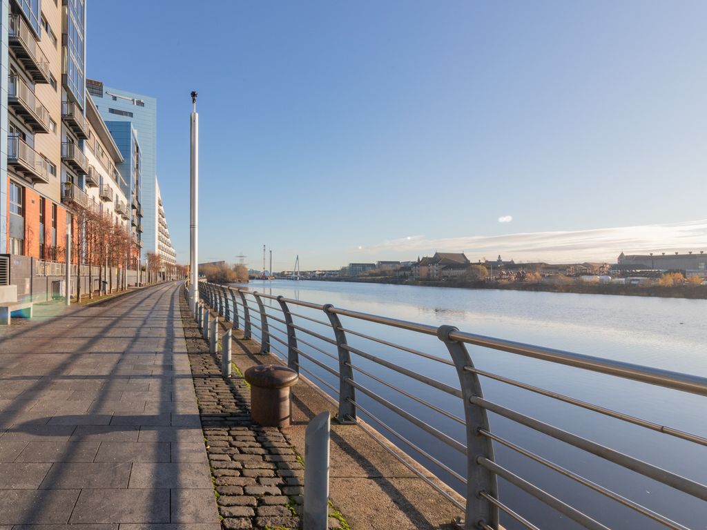 2 bed flat for sale in Glasgow Harbour Terrace, Partick G11, £200,000