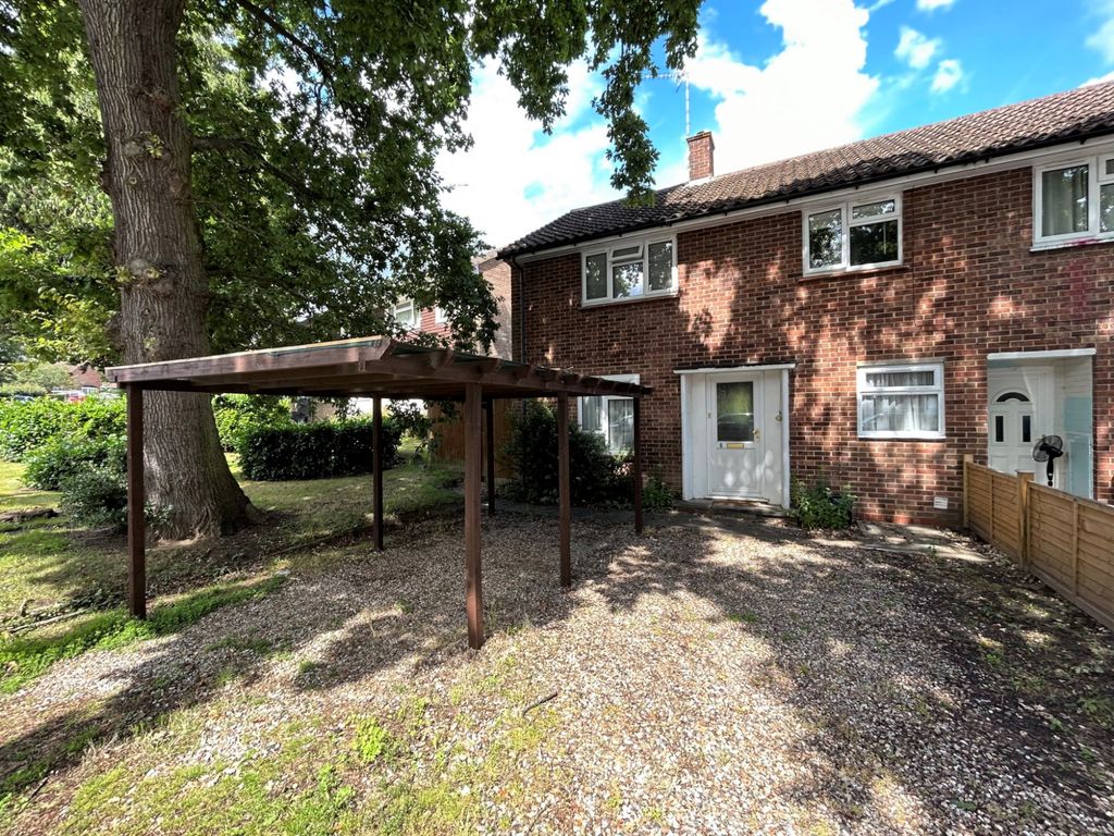 3 bed end terrace house for sale in Kingsmere Road, Bracknell