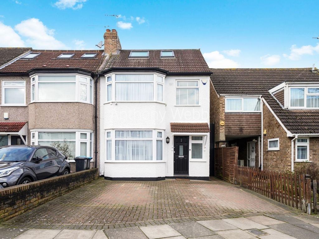 4 bed end terrace house for sale in Hazel Close, Palmers Green, London