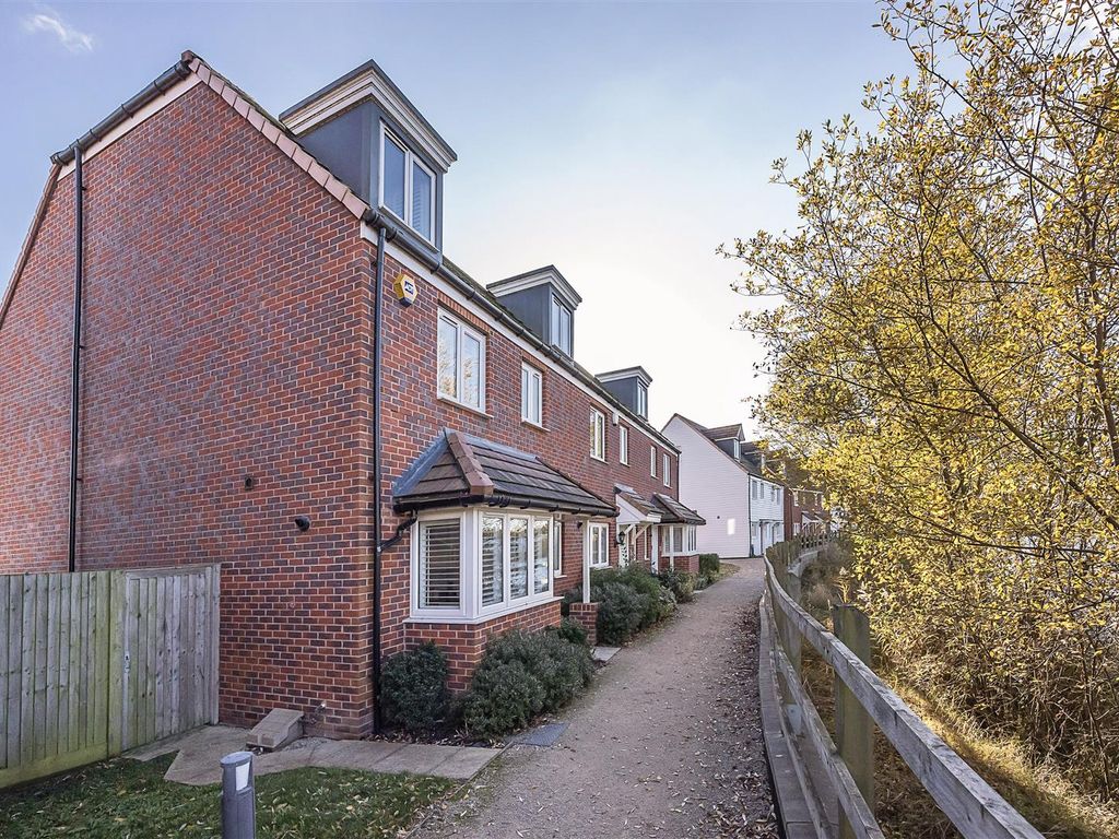 4 bed property for sale in Ellingham View, Dartford DA1, £475,000 Zoopla