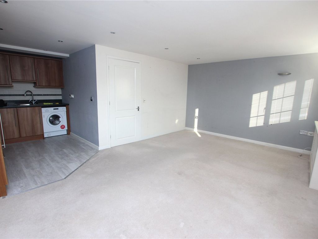 2 bed flat to rent in St. Peters Road, Dunstable, Bedfordshire LU5 Zoopla