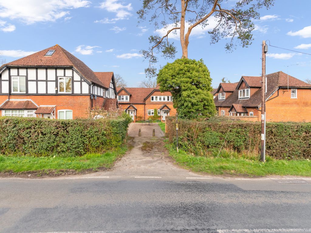 1 bed terraced house for sale in Horsehill, Norwood Hill, Horley