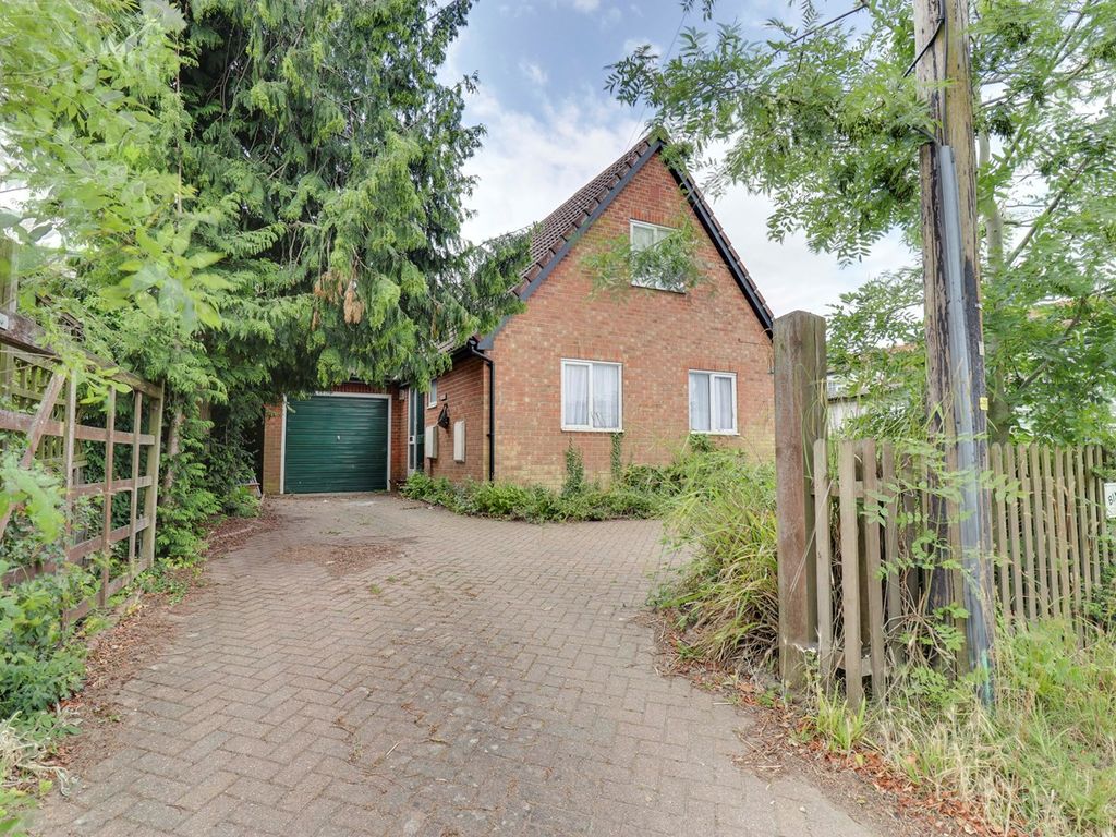 3 bed detached house for sale in Brewers End, Takeley,