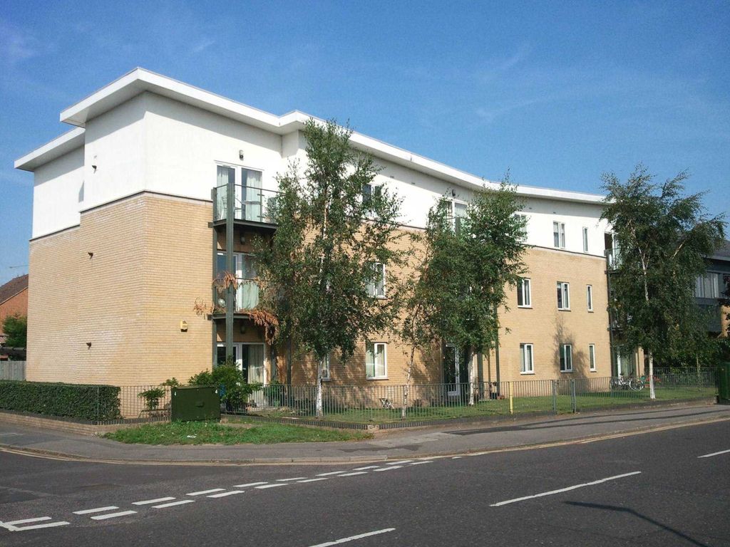 1 bed flat to rent in Byron Road, Addlestone KT15, £1,200 pcm Zoopla