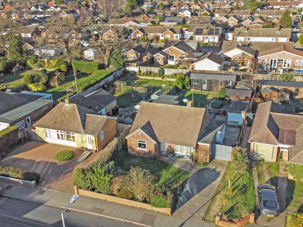 4 bed detached bungalow for sale in Kesgrave, Ipswich, Suffolk IP5, £