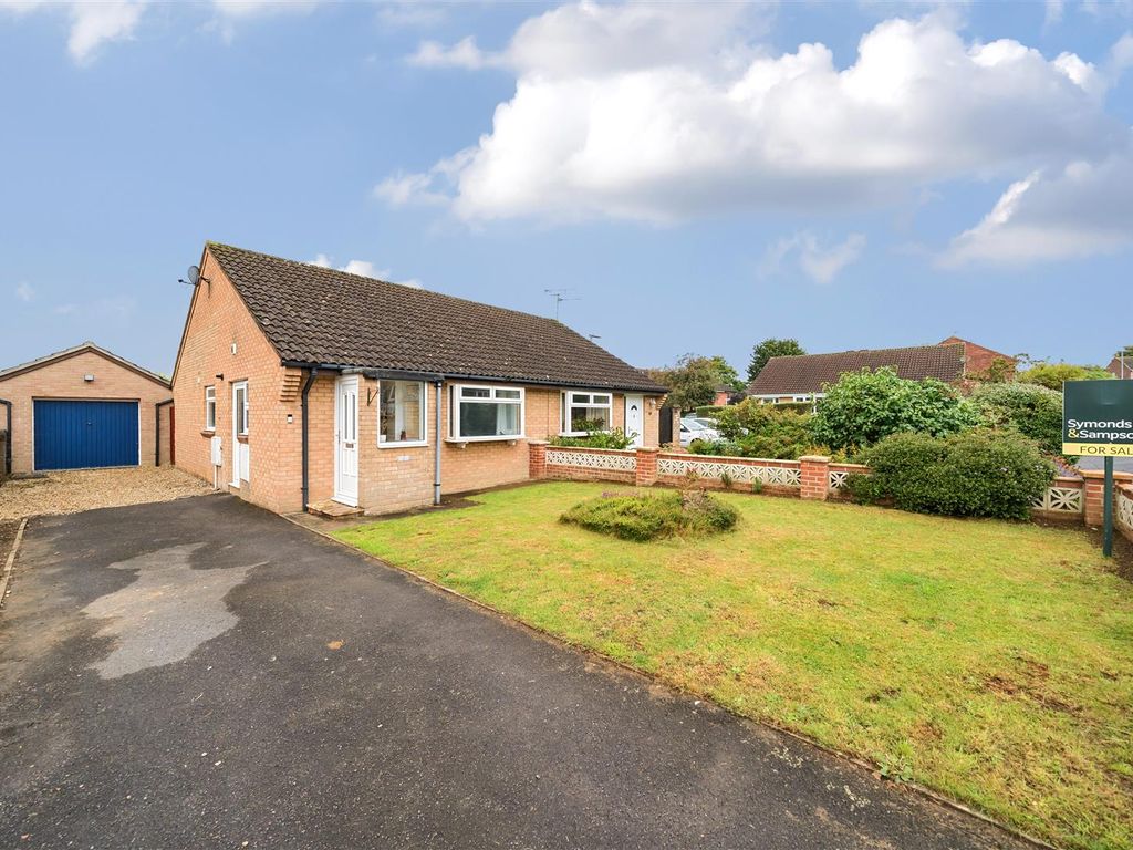 2 bed semidetached bungalow for sale in Constable Close, Yeovil