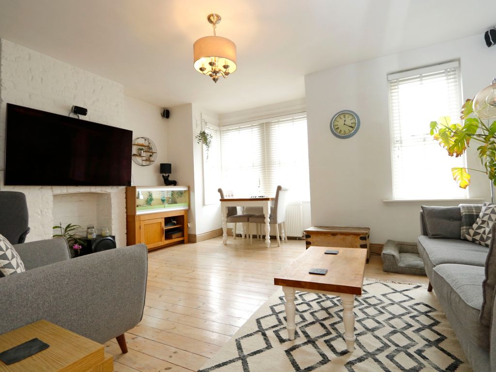 1 bed flat for sale in London Road, Hadleigh, Essex SS7, £180,000 Zoopla