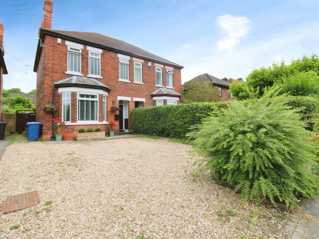 4 bed semidetached house for sale in Lea Road, Gainsborough