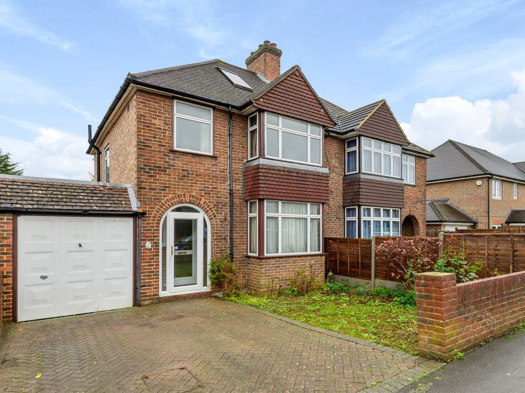 3 bed semidetached house for sale in Beckingham Road, Guildford