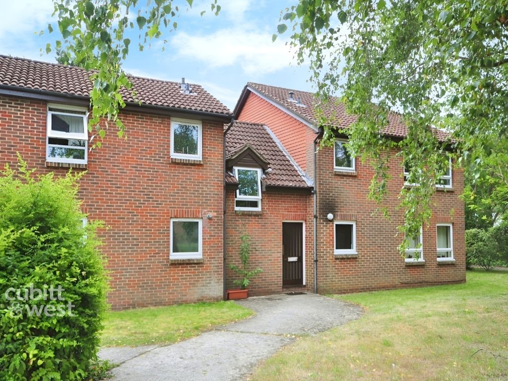 Studio to rent in Holmesdale Road, North Holmwood, Dorking RH5, £850