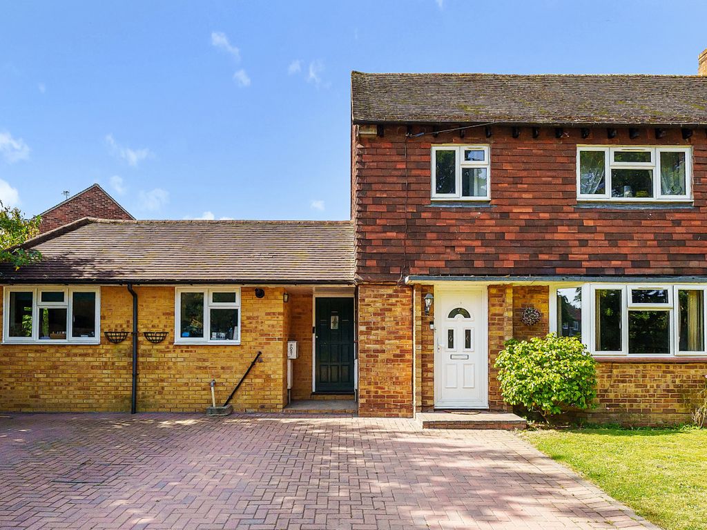 5 bed semidetached house for sale in Juniper Close, Guildford, Surrey