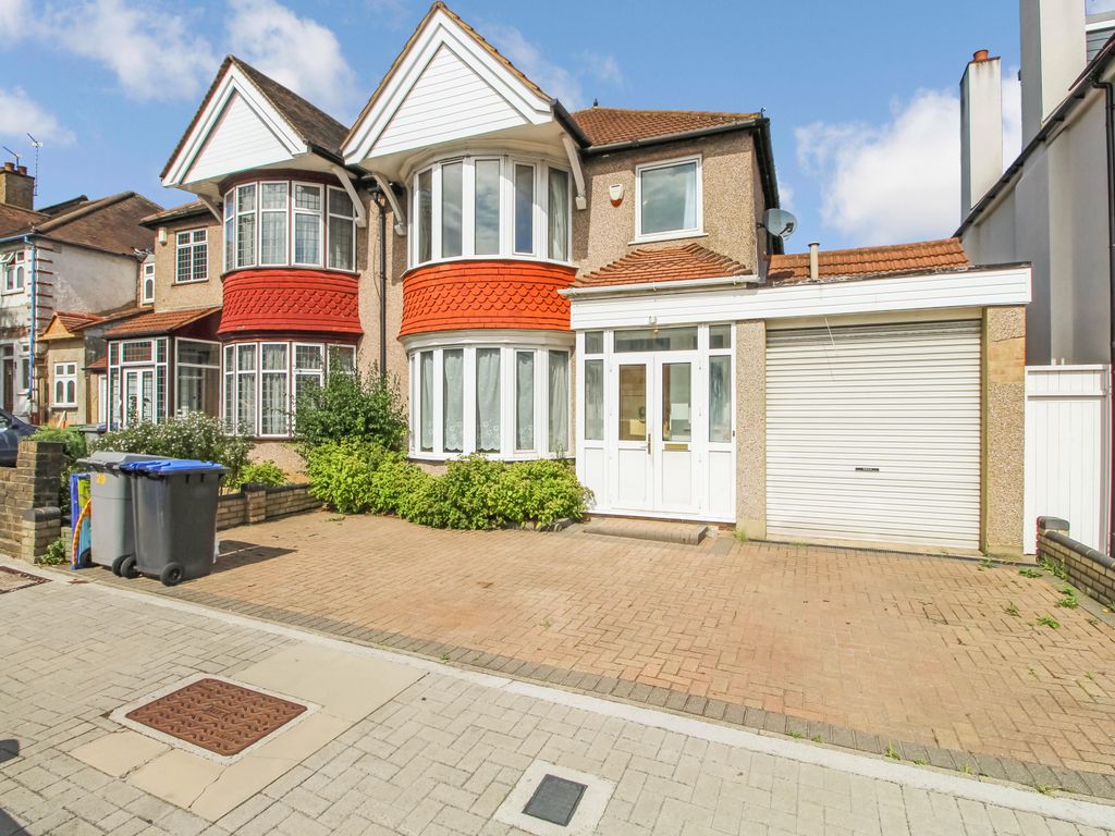 4 bed semidetached house to rent in Northwick Avenue, Kenton, Harrow