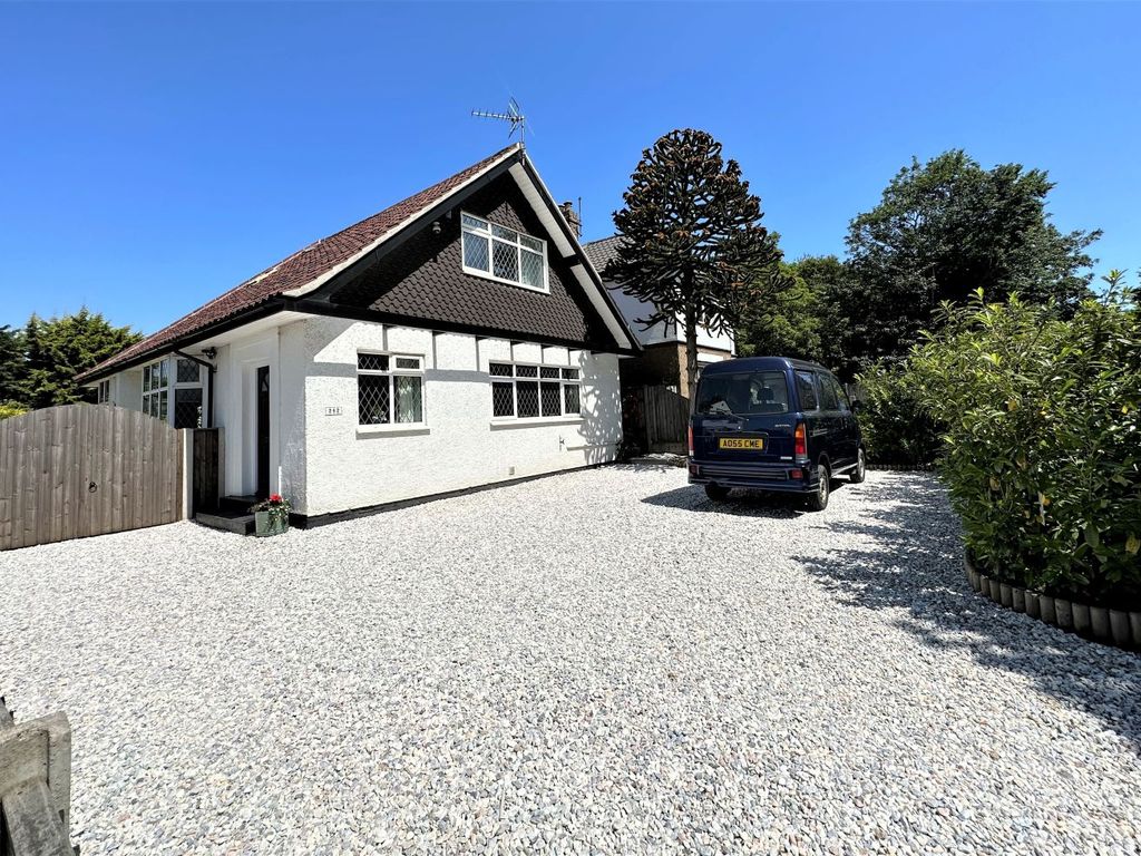 3 bed detached house for sale in Normanston Drive, Lowestoft NR32, £