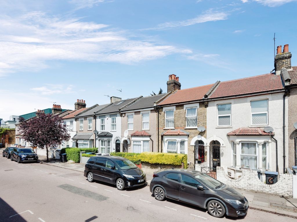 2 bed terraced house for sale in Somerset Road, London N18 Zoopla