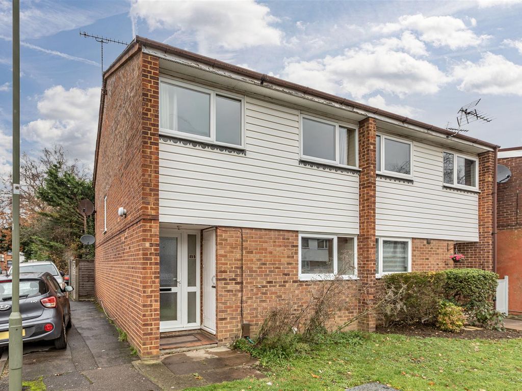 3 bed end terrace house for sale in Hawthorn Way, New Haw, Addlestone