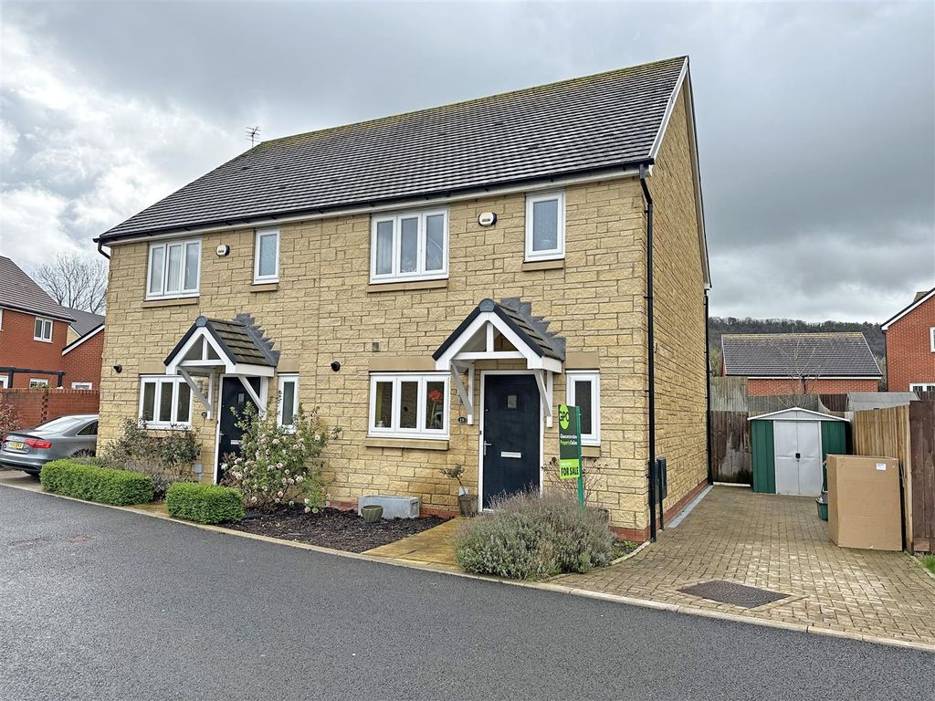 3 bed semidetached house for sale in Dyehouse Field, Kings Stanley