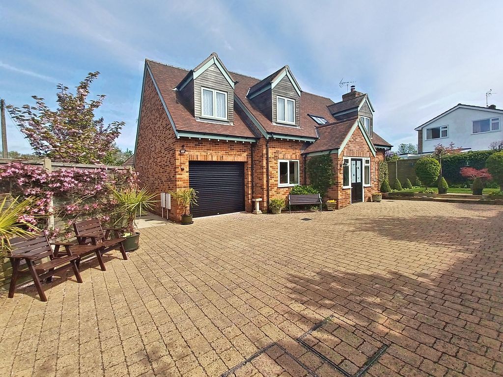 3 bed detached house for sale in Park Road, Thornbury, South