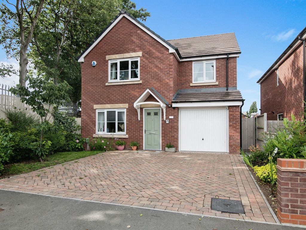 4 bed detached house for sale in Phoenix Street, West Bromwich B70, £