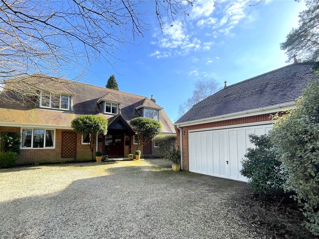4 bed detached house for sale in Headley Down, Hampshire GU35, £