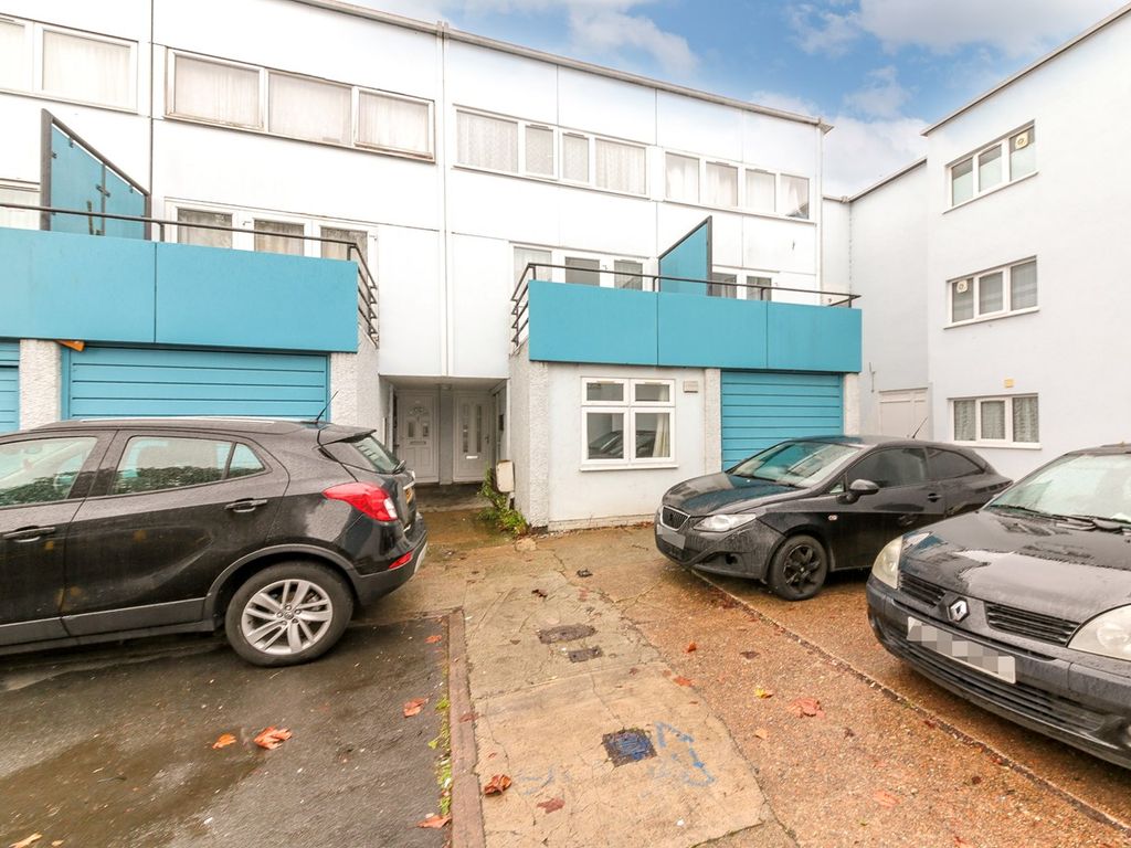 3 bed town house for sale in Kent Close, Mitcham CR4, £400,000 Zoopla