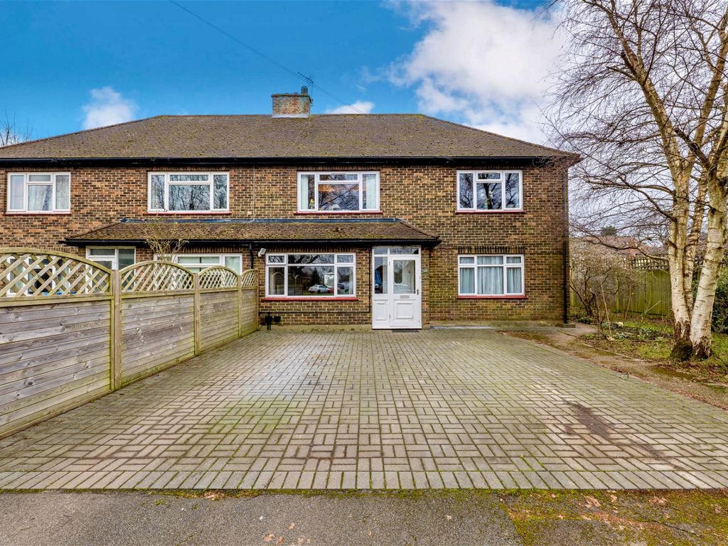 2 bed for sale in Crewes Close, Warlingham CR6, £375,000
