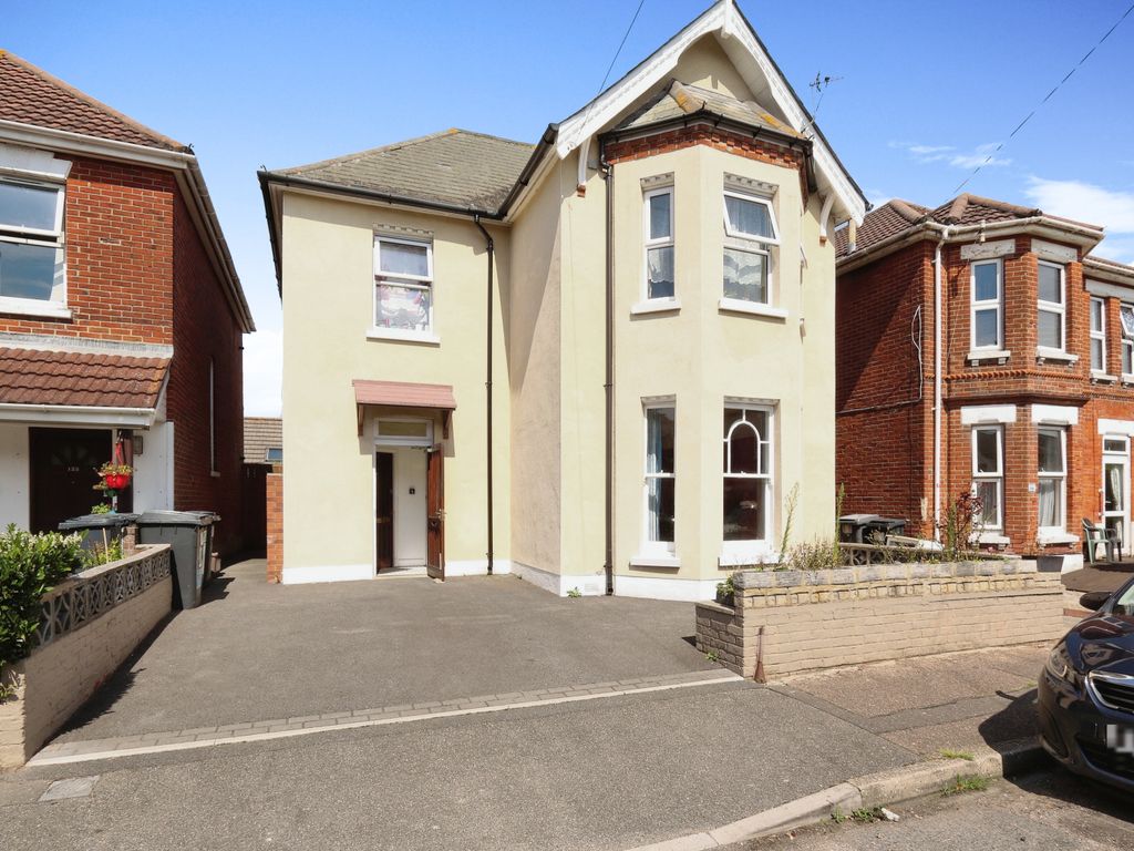 2 bed flat for sale in Haviland Road East, Bournemouth BH7, £220,000