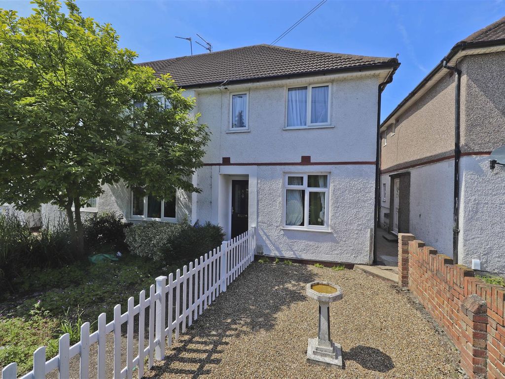 2 bed for sale in Pinewood Avenue, Hillingdon UB8, £300,000