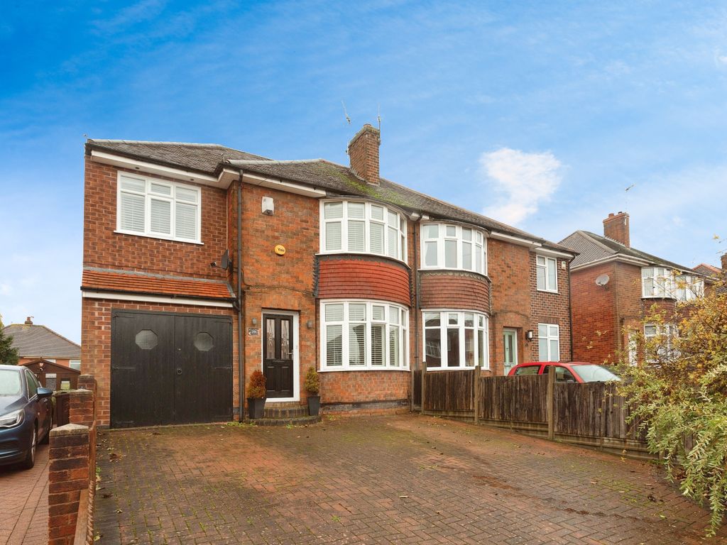 4 bed semidetached house for sale in King Avenue, Loughborough